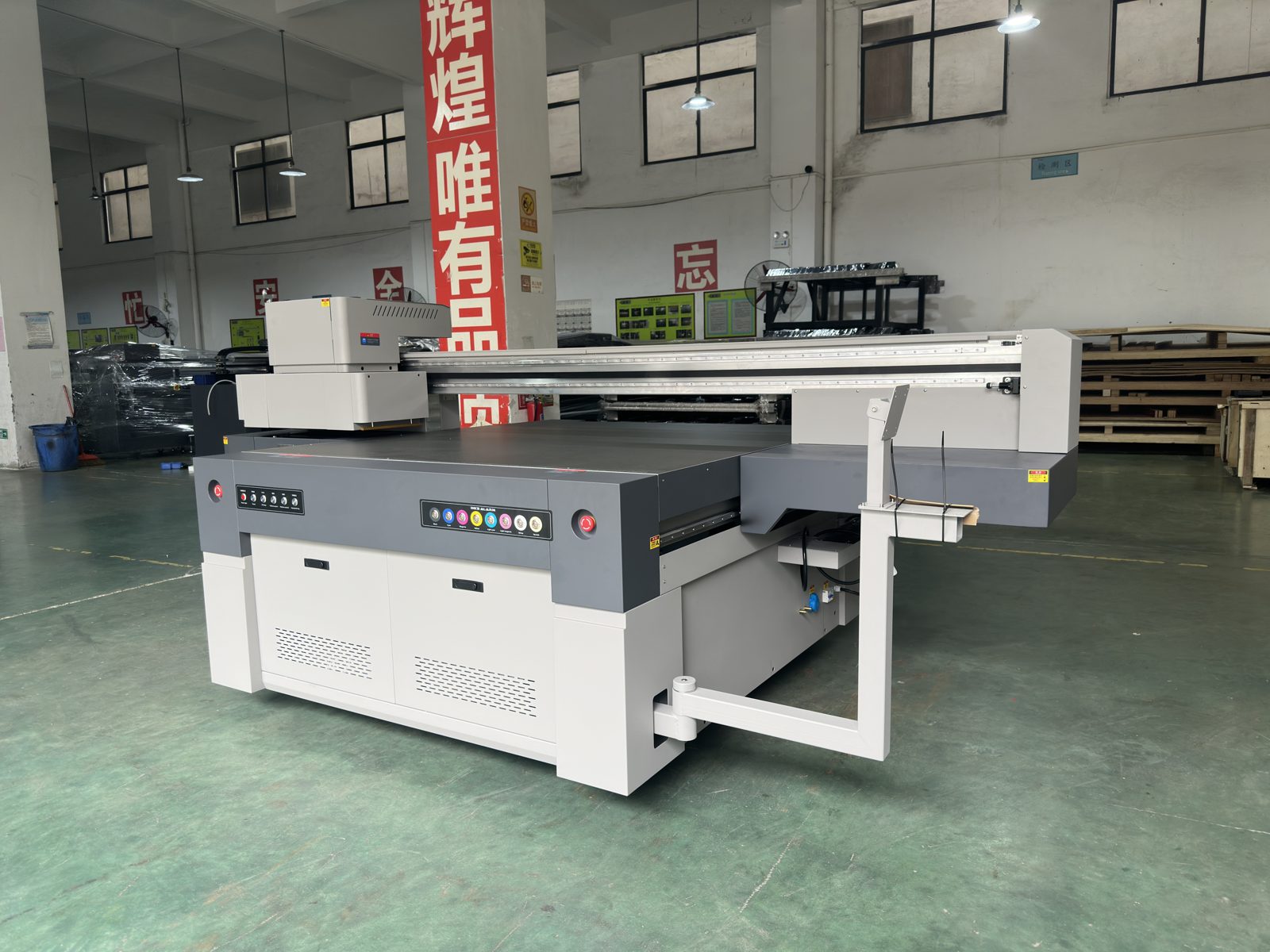 УФ принтер FS-1612UV-i3200 на производстве